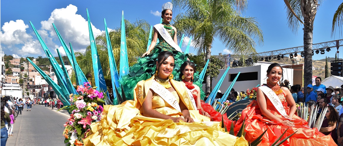 Desfile inaugural con reinas de la feria de El Grullo en Jalisco